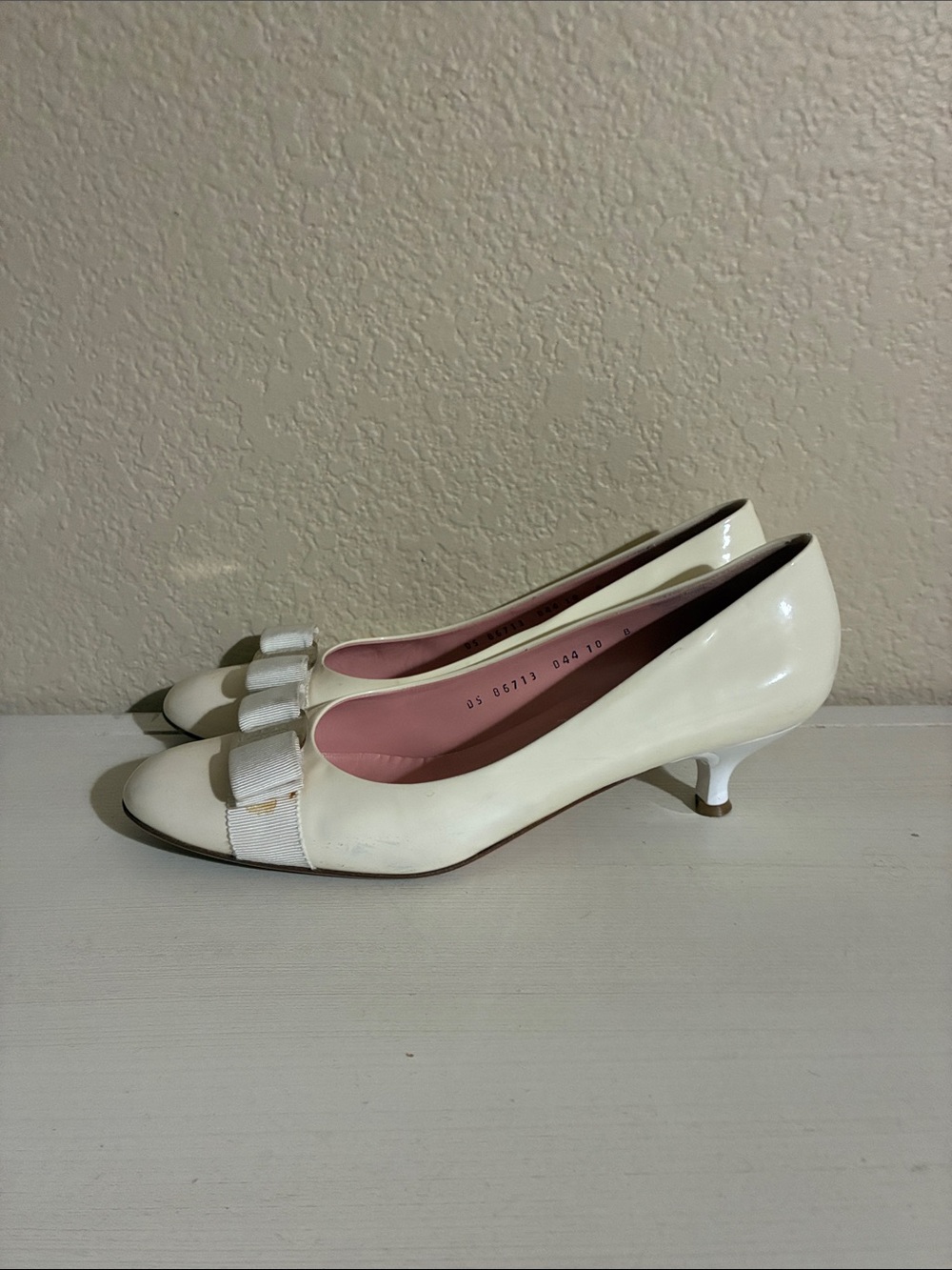 Salvatore Ferragamo Cream Leather Vara Bow Pumps with Pink Insole - Picture 4 of 10